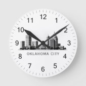 Modern Oklahoma City Stylized Skyline ラウンド壁時計 (正面)
