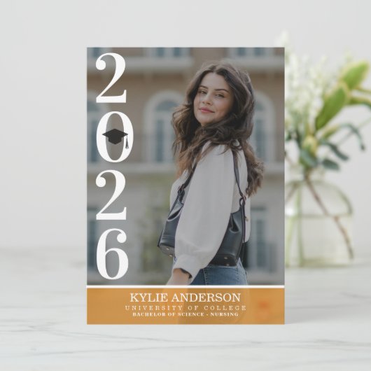 Modern Orange Graduation Cap Senior Photo 招待状 (スタンド正面)