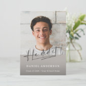 Modern Photo Graduation 2026 He Did It 案内状 (スタンド正面)