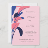 Modern Pink and Navy Tropical Leaf Wedding Invitat 招待状 (正面)
