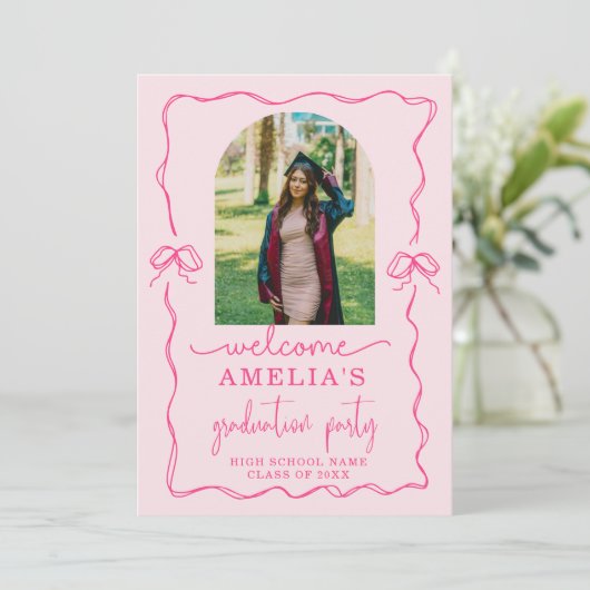 Modern Pink Bow Graduation Class of 2026 Photo  招待状 (スタンド正面)