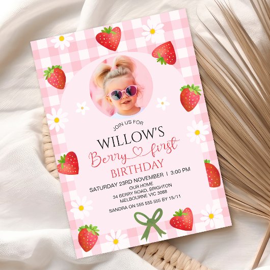 Modern Pink Gingham Heart Berry First Birthday 招待状