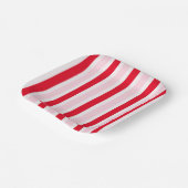 Modern Pink Red Stripes Christmas ペーパープレート (傾斜あり)