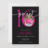 Modern Pink Sweet Sixteen Script Photo Birthday 招待状 (正面)
