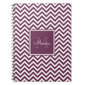 Modern Plum Chevron Pattern Monogram Notebook ノートブック (正面)