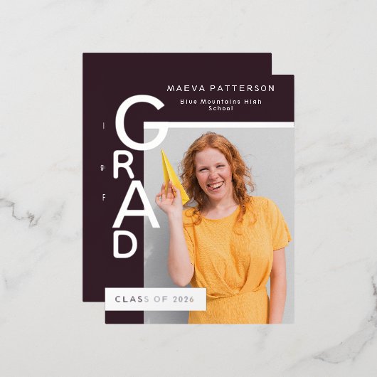 Modern Plum Graduation Party Invitation Silver 箔招待状ポストカード (正面/裏面)