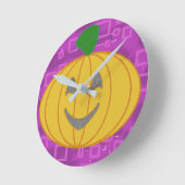 Modern Pumpkin on Purple Geometric ラウンド壁時計 (傾斜)