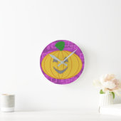 Modern Pumpkin on Purple Geometric ラウンド壁時計 (ホーム)
