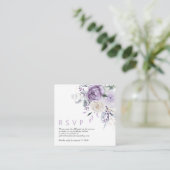 Modern QR Code Dusty Purple Floral Wedding RSVP エンクロージャーカード (スタンド正面)