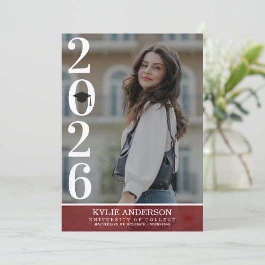 Modern Red Graduation Cap Senior Photo 招待状 (スタンド正面)