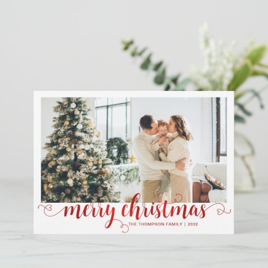 Modern Red Merry Christmas Heart Script Photo シーズンカード (スタンド正面)