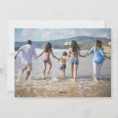 Modern Red Warm Wishes Two Beach Family Photo シーズンカード (裏面)