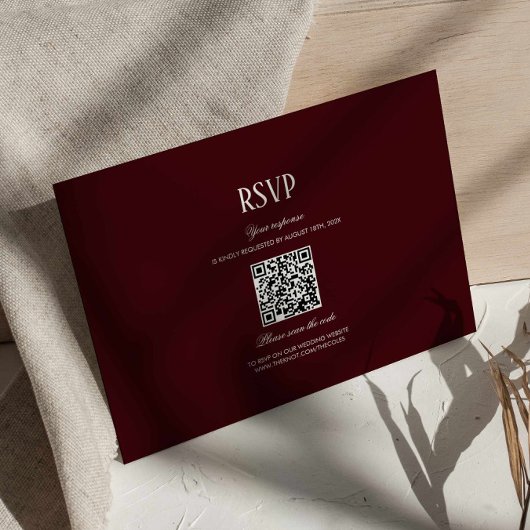 Modern Retro Burgundy Wedding QR Code RSVP エンクロージャーカード