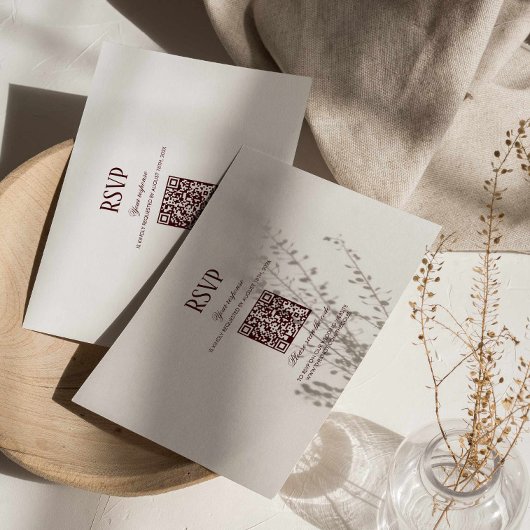 Modern Retro Burgundy Wedding QR Code RSVP エンクロージャーカード