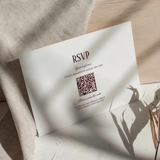 Modern Retro Burgundy Wedding QR Code RSVP エンクロージャーカード