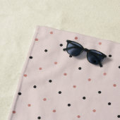 Modern Rose Gold and Black Dots Personalised ビーチタオル (インサイチュ)