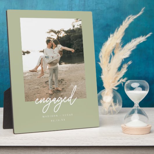 Modern Sage Green "Engaged" Script Photo フォトプラーク (側面)
