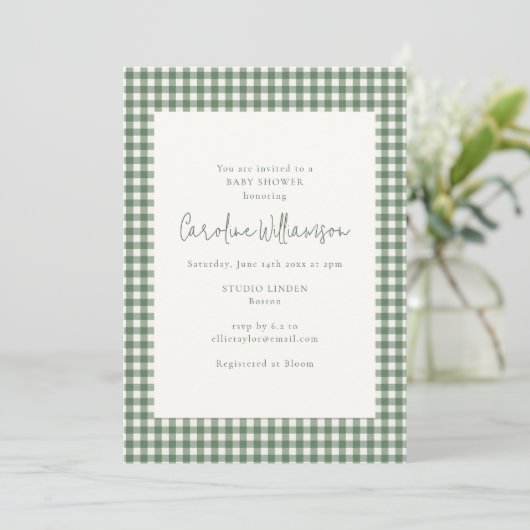 Modern Sage Green Gingham Plaid Baby Shower 招待状 (スタンド正面)
