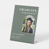 Modern Sage Green Graduation Photo Tabletop 台座サイン (正面)