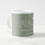Modern Sage Green Happy Retirement Personalized  ジャンボコーヒーマグカップ<br><div class="desc">Modern Sage Green Happy Retirement Personalized Giant Coffee Mug</div>