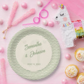 Modern Sage Green Wavy Stripe Wedding ペーパープレート (パーティー)