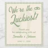 Modern Sage Green Wavy Stripe Wedding ワインラベル (シングルラベル)