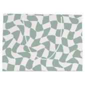 Modern Sage Green & White Wavy Checkerboard ラージペーパーバッグ (裏面)