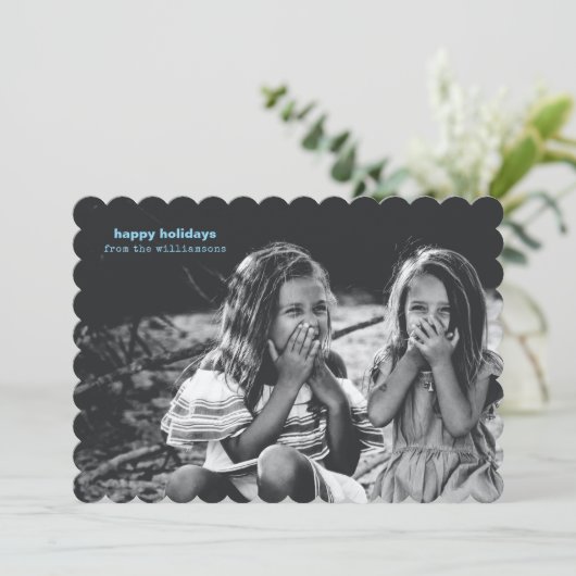 Modern Scalloped Black White Happy Holidays Photo シーズンカード (スタンド正面)