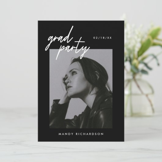 Modern Script Black 2-Photo Graduation Party 招待状 (スタンド正面)