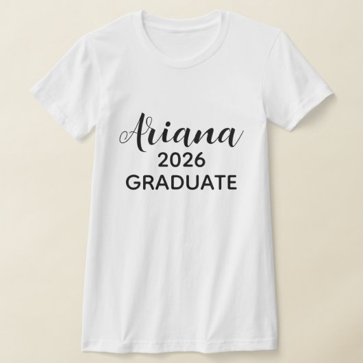 Modern Script Black White 2026 Graduate Name Tシャツ (レイダウン)