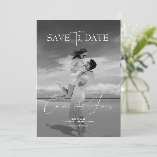 Modern Script Elegant Greyscale Wedding Photo セーブザデート (スタンド正面)