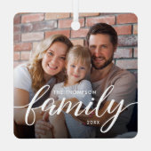Modern Script Family Photo Christmas Personalized メタルオーナメント (裏面)