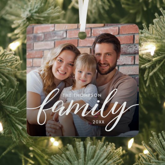 Modern Script Family Photo Christmas Personalized メタルオーナメント (インサイチュ)