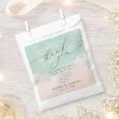 Modern Script Hearts in the Sand Beach Wedding フェイバーバッグ (クリップ留めされた状態)