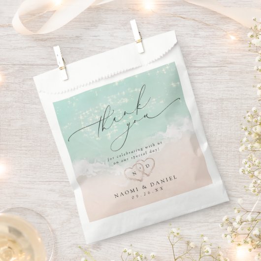 Modern Script Hearts in the Sand Beach Wedding フェイバーバッグ (クリップ留めされた状態)