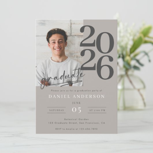 Modern Script Photo Grad 2026 Party 招待状 (スタンド正面)