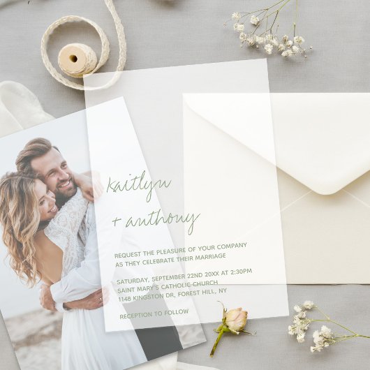 Modern Script Sage Green Minimalistic Wedding ベラム紙招待状