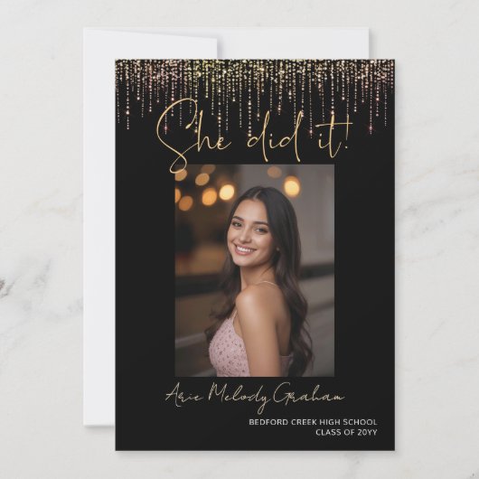 Modern Script She did it! Gold Photo Graduation 招待状 (正面)