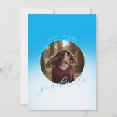 Modern Script Sky Blue Ombre Photo Graduation 招待状 (裏面)