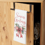 Modern Seasons Greetings Script Red Bow キッチンタオル<br><div class="desc">Decorate for the Christmas holiday season with this festive kitchen towel featuring a modern, chic calligraphy script typography for the greeting SEASONS GREETINGS accented with a watercolor red bow and holly. ASSISTANCE: For help with design modification or personalization, resizing, transferring the design to another product or if you would like...</div>