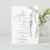 Modern She's Tying The Knot Bow Bridal Shower 招待状 (スタンド正面)