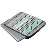 Modern Stripes and Polka Dots Green & Grey ラップトップスリーブ (正面下部)