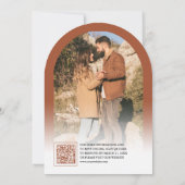 Modern Terracotta Arch Photo QR Code Wedding 招待状 (裏面)
