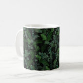 Modern tropical green foliage Black pattern コーヒーマグカップ (正面左)