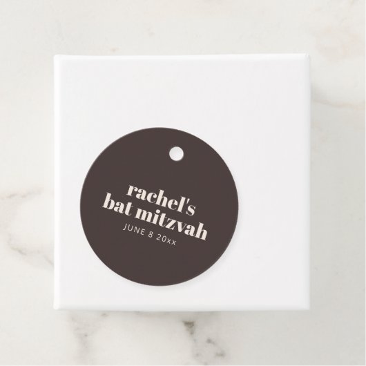 Modern Typography Brown Bat Mitzvah Personalized フェイバータグ (インサイチュ)
