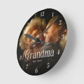 Modern Typography Grandma Custom Photo Gift ラウンド壁時計 (傾斜)