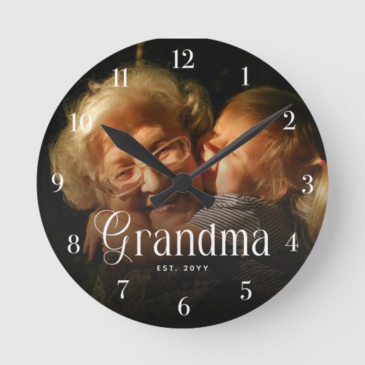 Modern Typography Grandma Custom Photo Gift ラウンド壁時計 (正面)