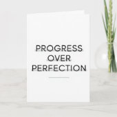 Modern typography progress over perfection text カード (正面)