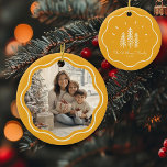 Modern Wavy Frame Family Photo Retro Yellow セラミックオーナメント<br><div class="desc">Add charm to your tree with our Modern Wavy Frame Family Photo ornament! Cute retro yellow Christmas tree design & custom text!</div>