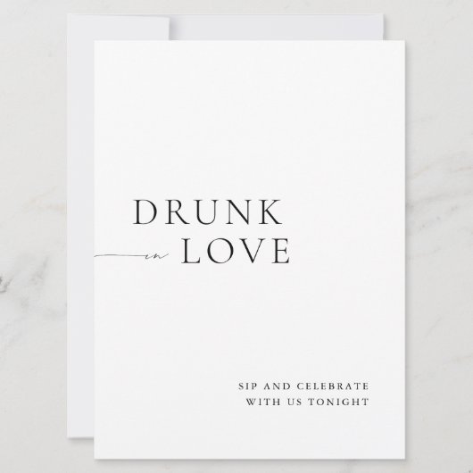 Modern White Drunk in Love Wedding Bar Sign 招待状 (正面)